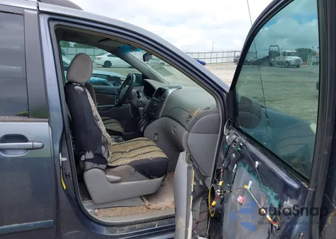 2008 Toyota Sienna Le z USA, uszkodzony, nr VIN 5TDZK23C48S117463